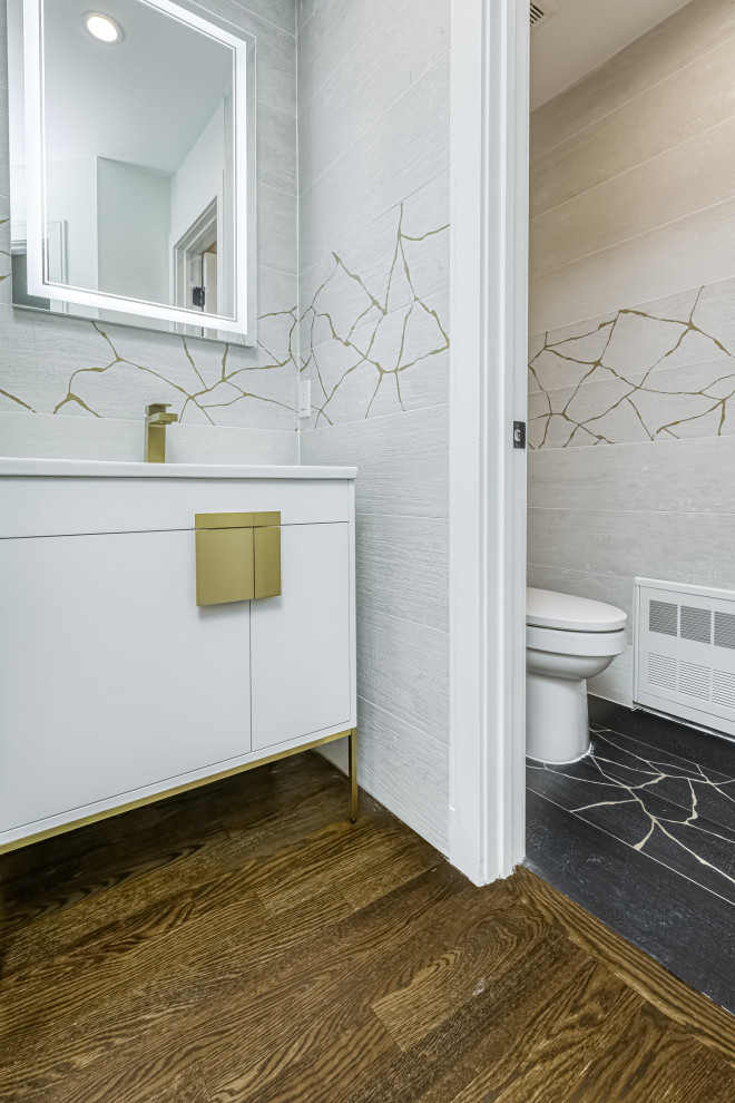 Inredning av ett modernt litet vit vitt badrum, med en öppen dusch, en toalettstol med hel cisternkåpa, vit kakel, porslinskakel, vita väggar, klinkergolv i porslin, ett piedestal handfat, vitt golv och med dusch som är öppen