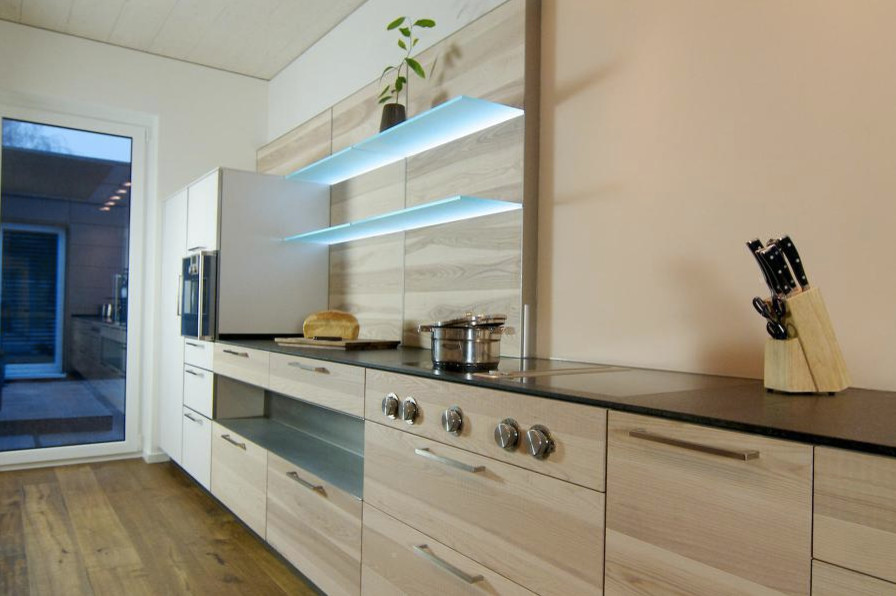 This is an example of a contemporary kitchen in Munich.