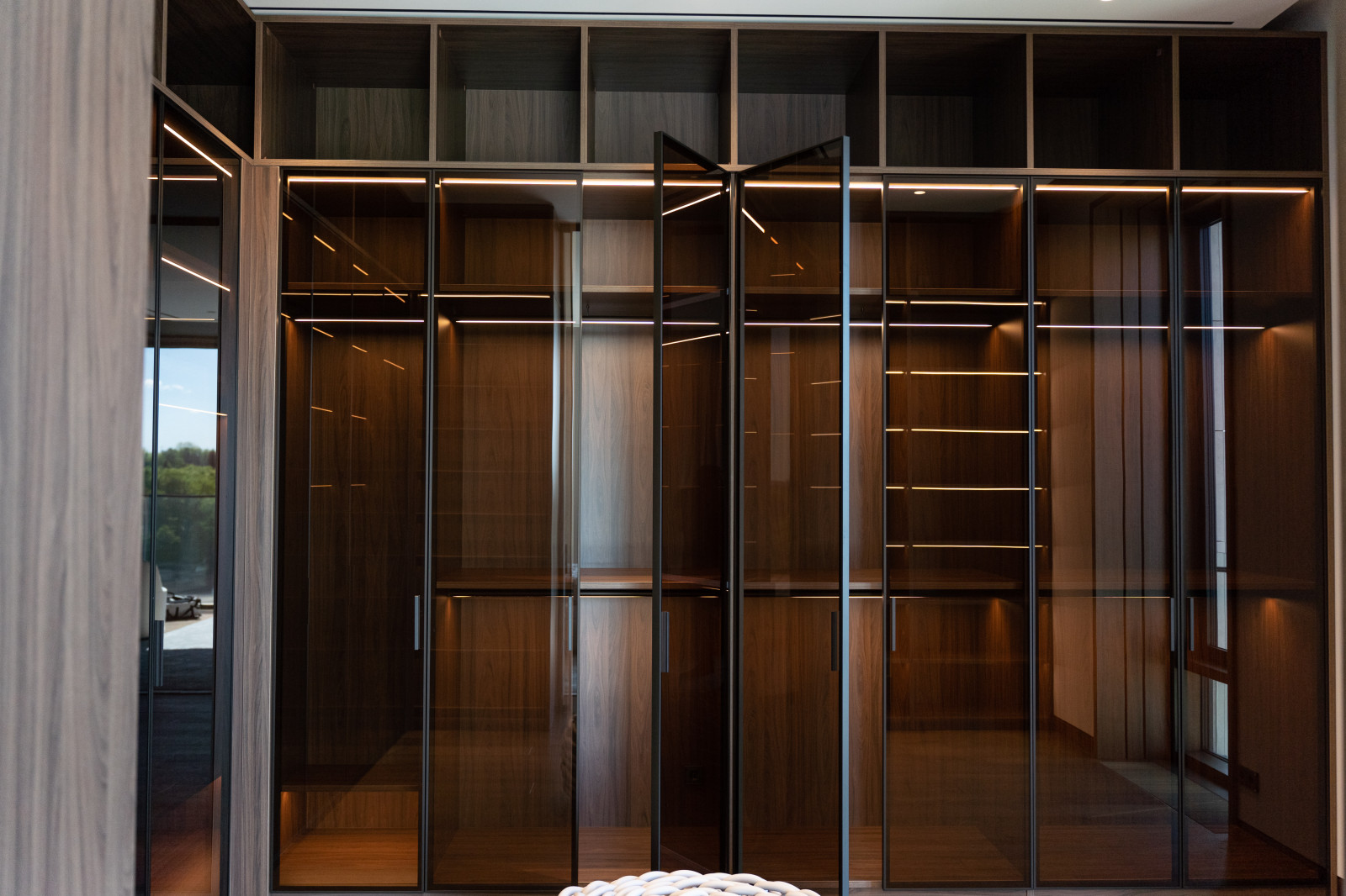 Гардеробная комната с распашными стеклянными RPE фасадами