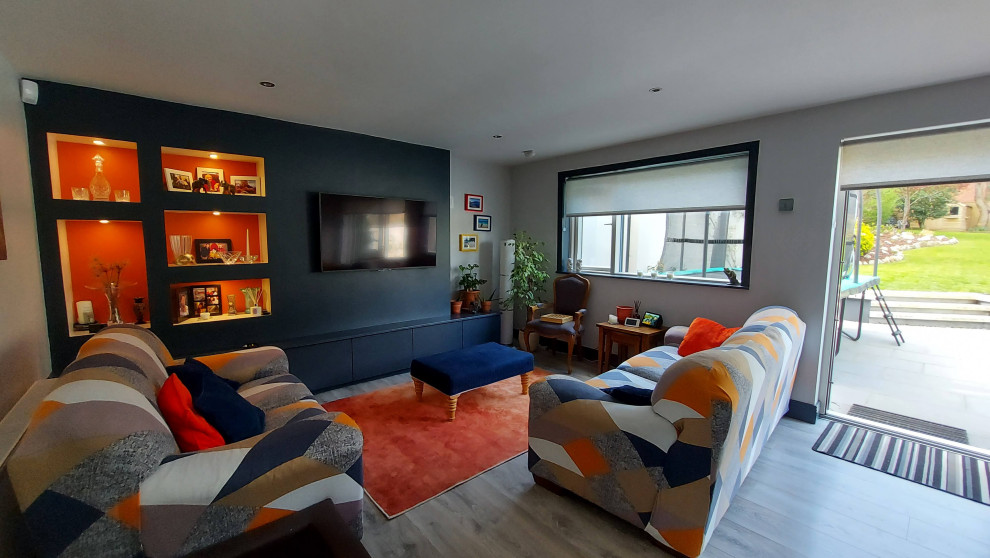 Diseño de salón abierto minimalista grande con suelo de madera clara, suelo gris y paredes multicolor