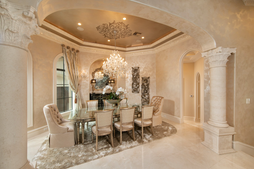 Cette image montre une grande salle à manger méditerranéenne avec un sol en marbre et un plafond à caissons.