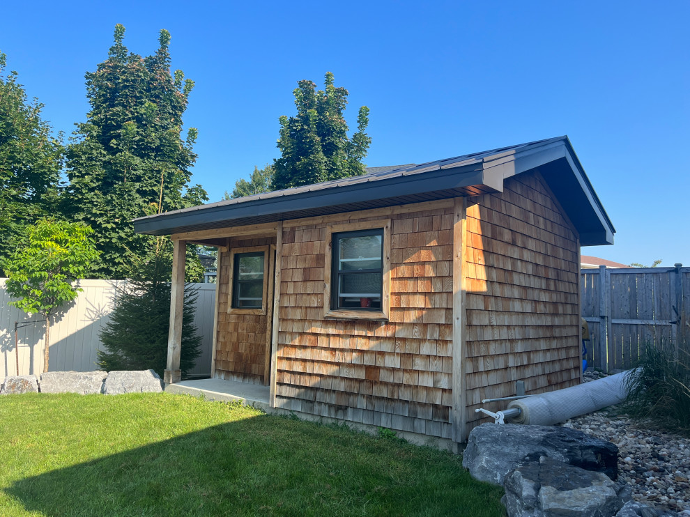 Example of a backyard pool house design in Ottawa