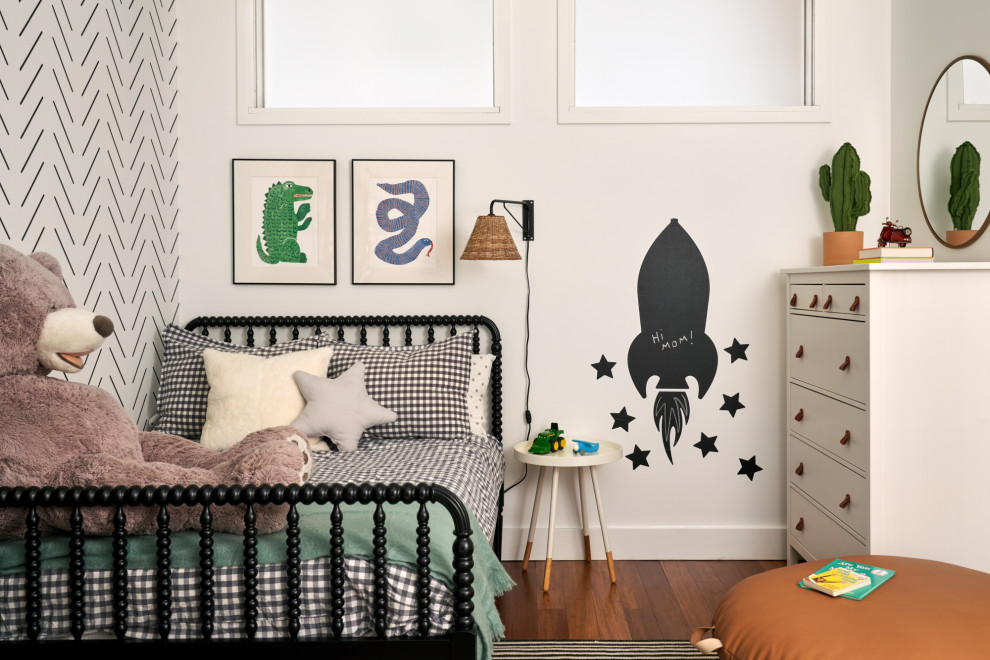Exemple d'une chambre d'enfant de 4 à 10 ans tendance de taille moyenne avec un mur blanc, un sol en bois brun, un sol marron, poutres apparentes et du papier peint.