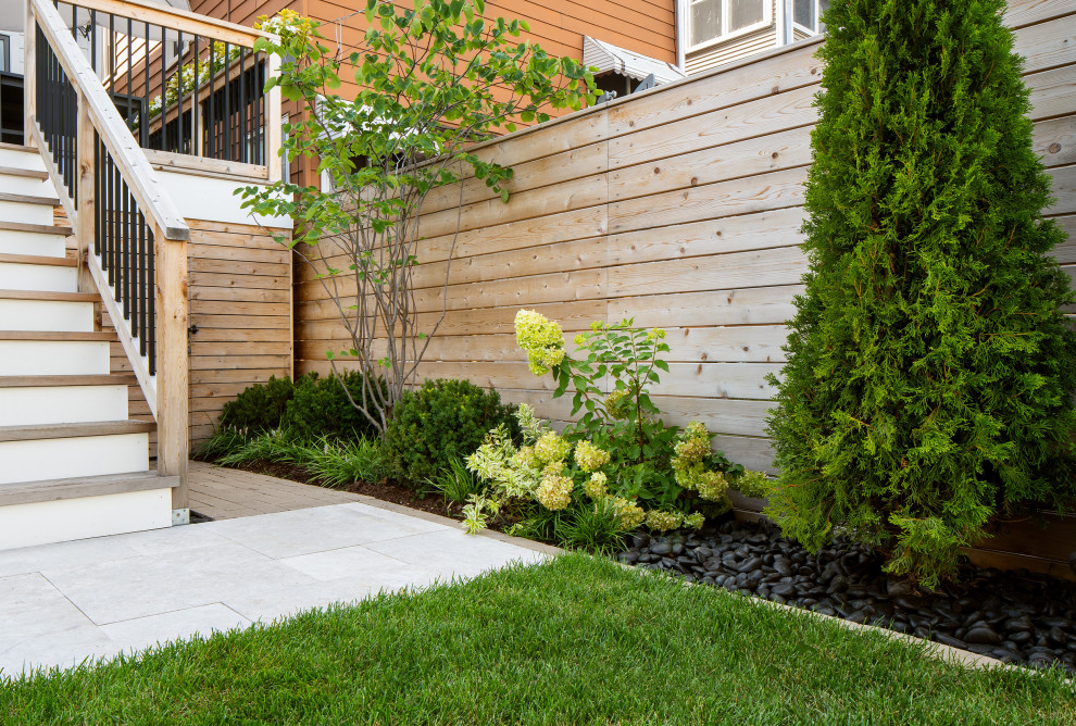 Inspiration for a transitional landscaping in Chicago.