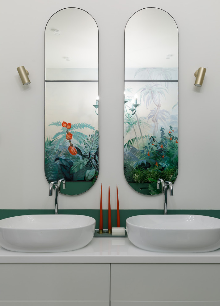Источник вдохновения для домашнего уюта: ванная комната в современном стиле с разноцветными стенами, накладной раковиной и любой отделкой стен