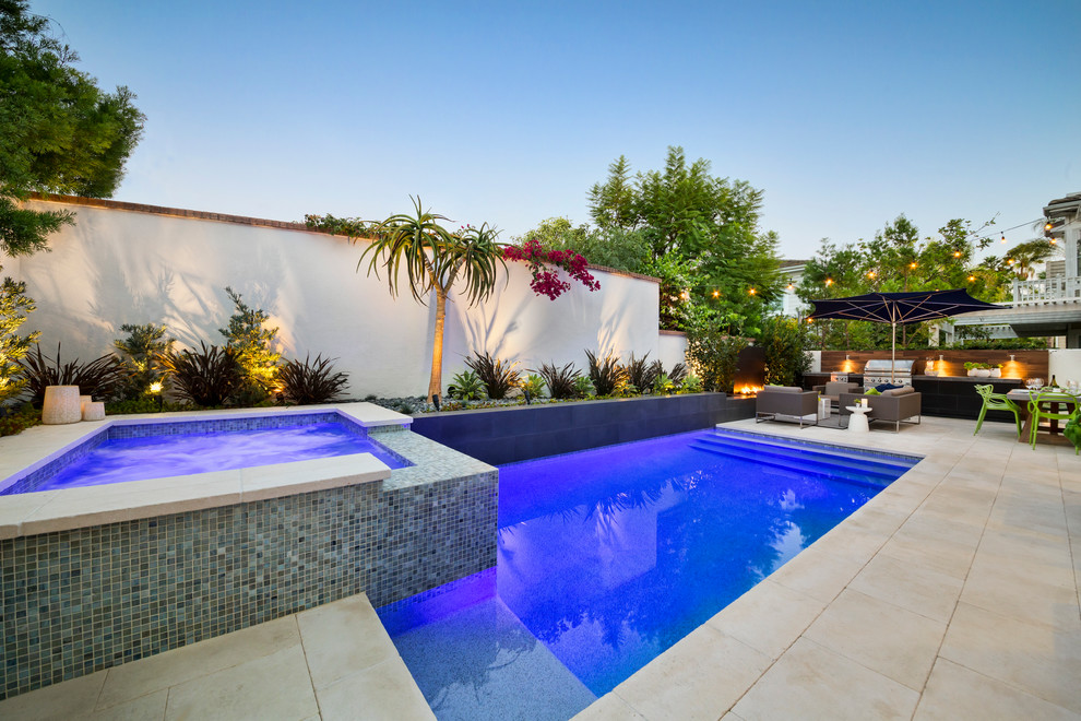 Design ideas for a contemporary pool in Los Angeles.