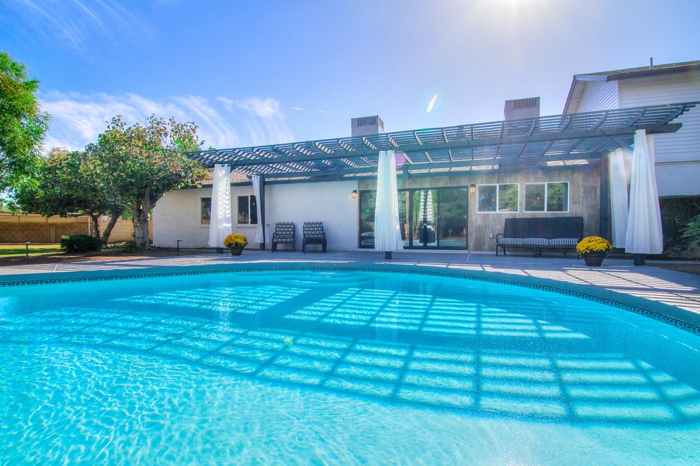Transitional pool photo in Phoenix