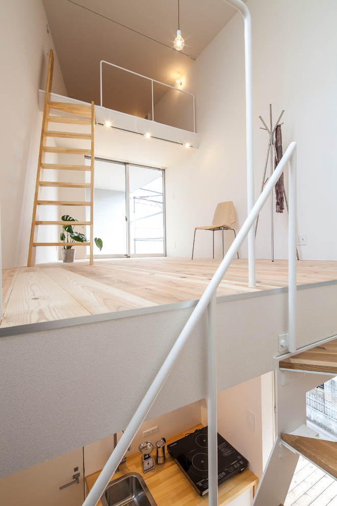 Design ideas for a contemporary staircase in Tokyo with open risers.