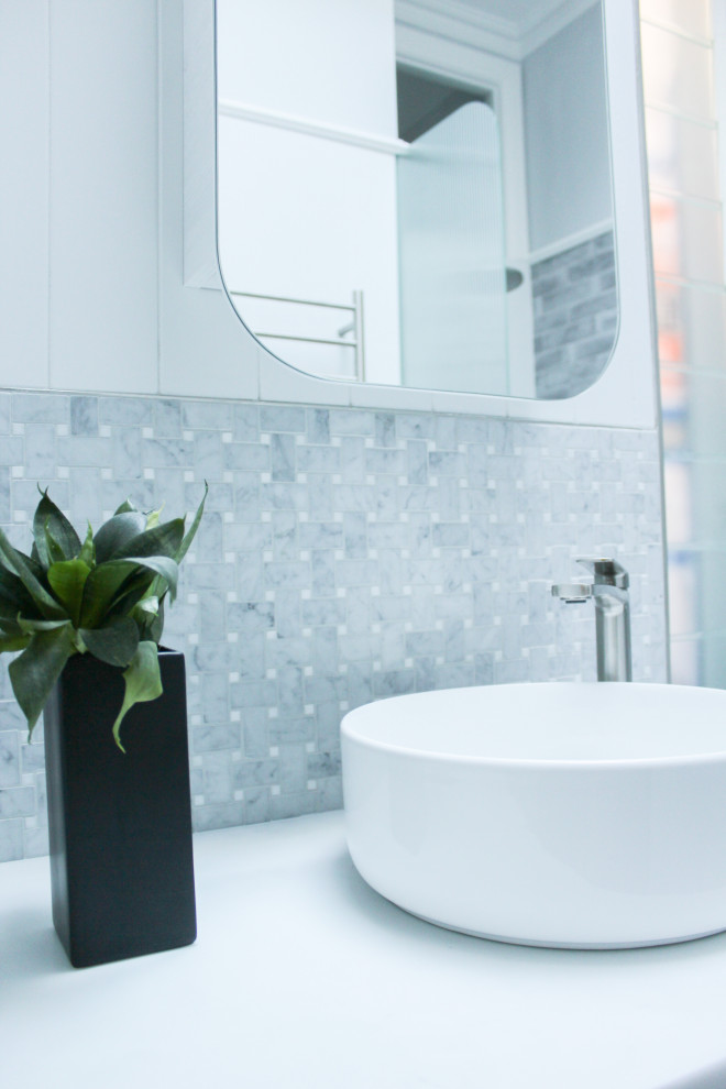 Inspiration för mellanstora moderna vitt en-suite badrum, med skåp i shakerstil, vita skåp, en öppen dusch, en toalettstol med hel cisternkåpa, vit kakel, keramikplattor, vita väggar, klinkergolv i porslin, ett fristående handfat, marmorbänkskiva, grått golv och med dusch som är öppen