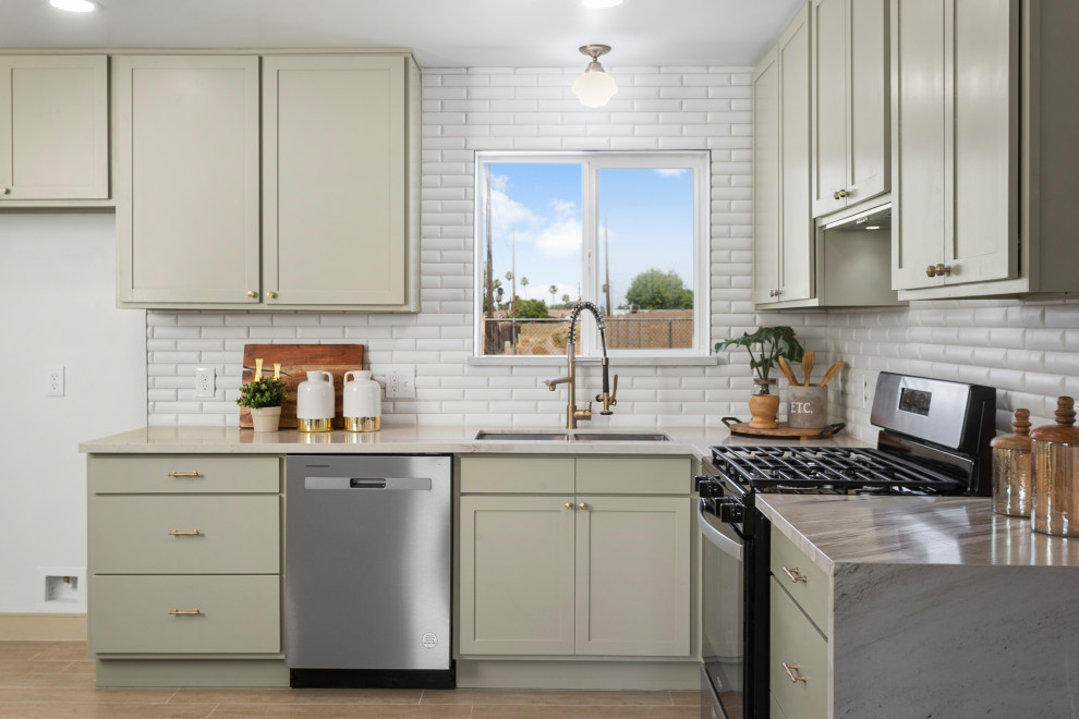 Transitional kitchen photo in Phoenix
