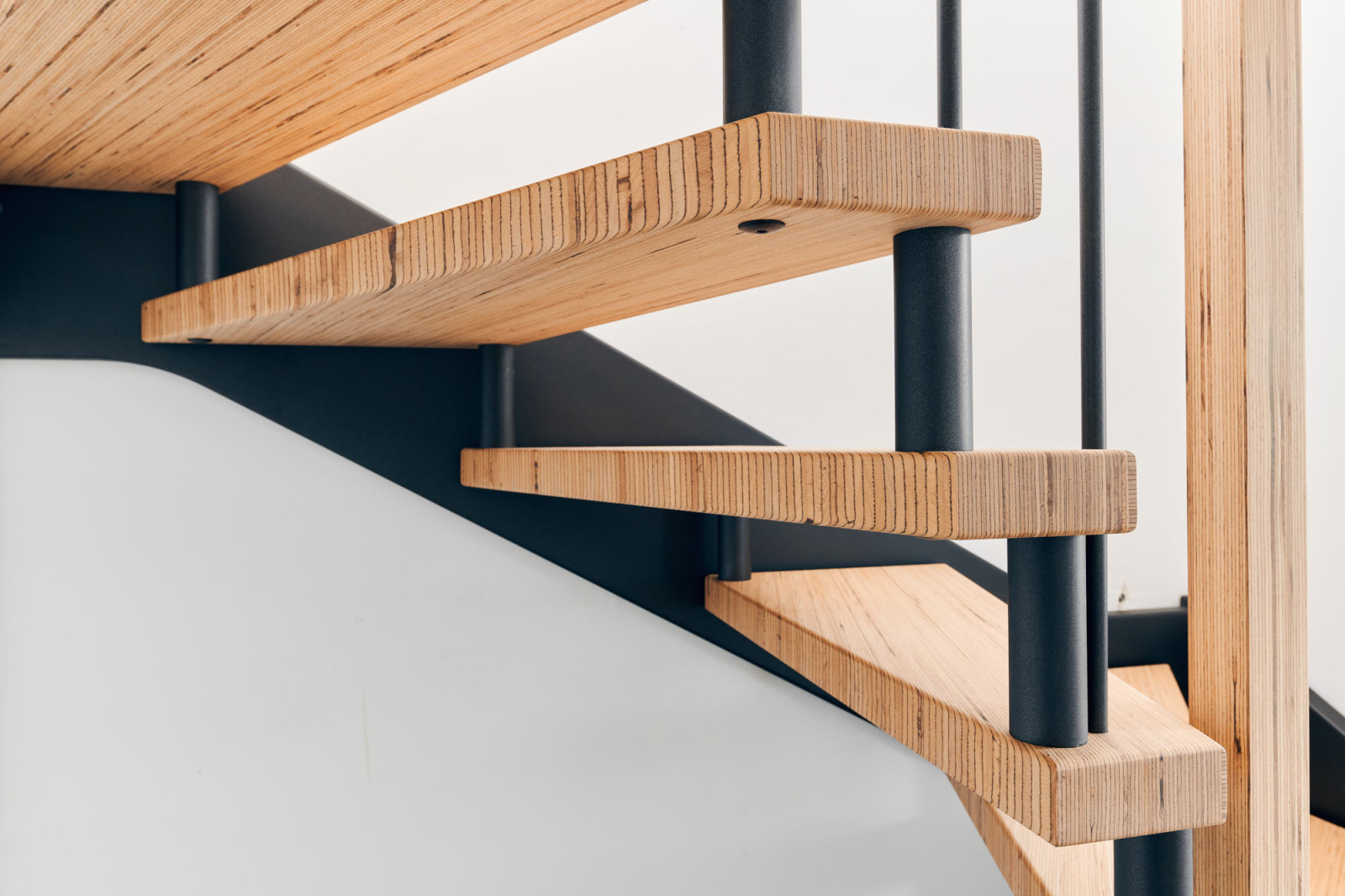 Лестница в квартире (BauBuche и элементы с эффектом необработанной стали)