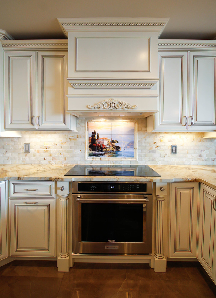 Kitchen - kitchen idea in Chicago