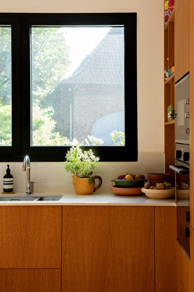 Inspiration for a midcentury kitchen in Paris.