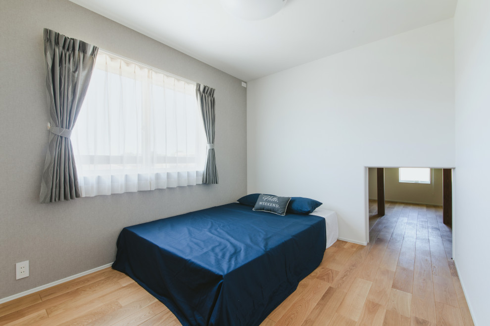 Landhaus Hauptschlafzimmer ohne Kamin mit weißer Wandfarbe, braunem Holzboden, braunem Boden, Tapetendecke und Tapetenwänden in Sonstige
