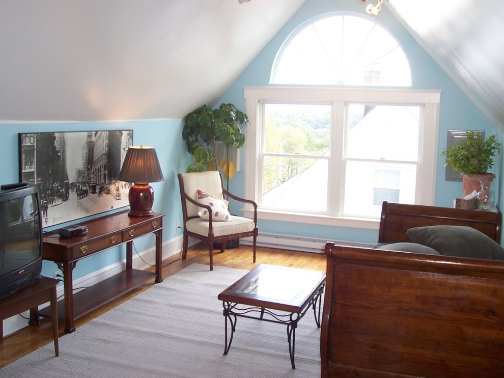 Mittelgroßer, Offener Klassischer Hobbyraum mit blauer Wandfarbe, hellem Holzboden, braunem Boden und gewölbter Decke in Newark