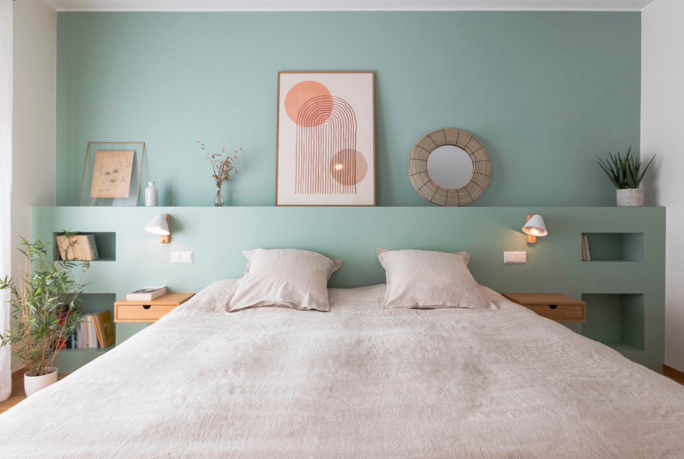 Ejemplo de dormitorio principal nórdico grande con paredes verdes, suelo marrón y suelo de madera en tonos medios