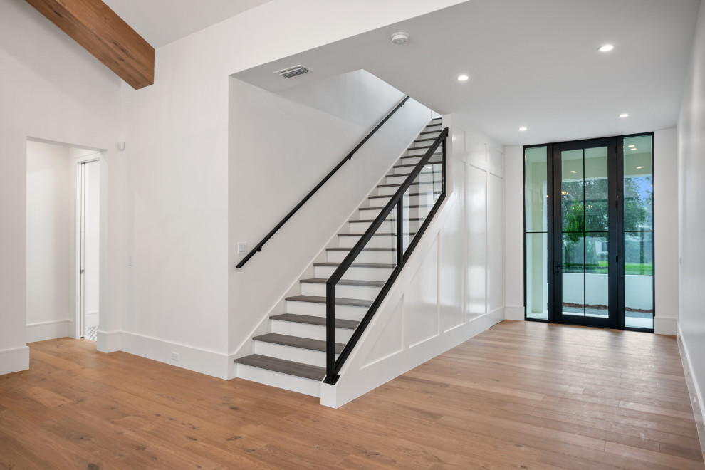 Transitional home design photo in Orlando