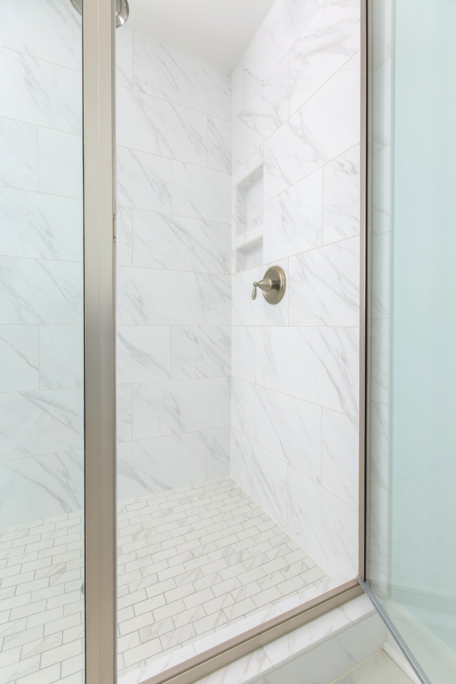 Foto di una stanza da bagno classica con porta doccia a battente