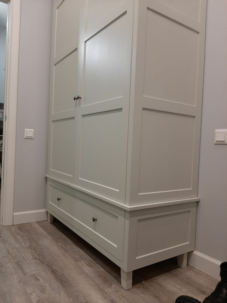 Классический шкаф в прихожей