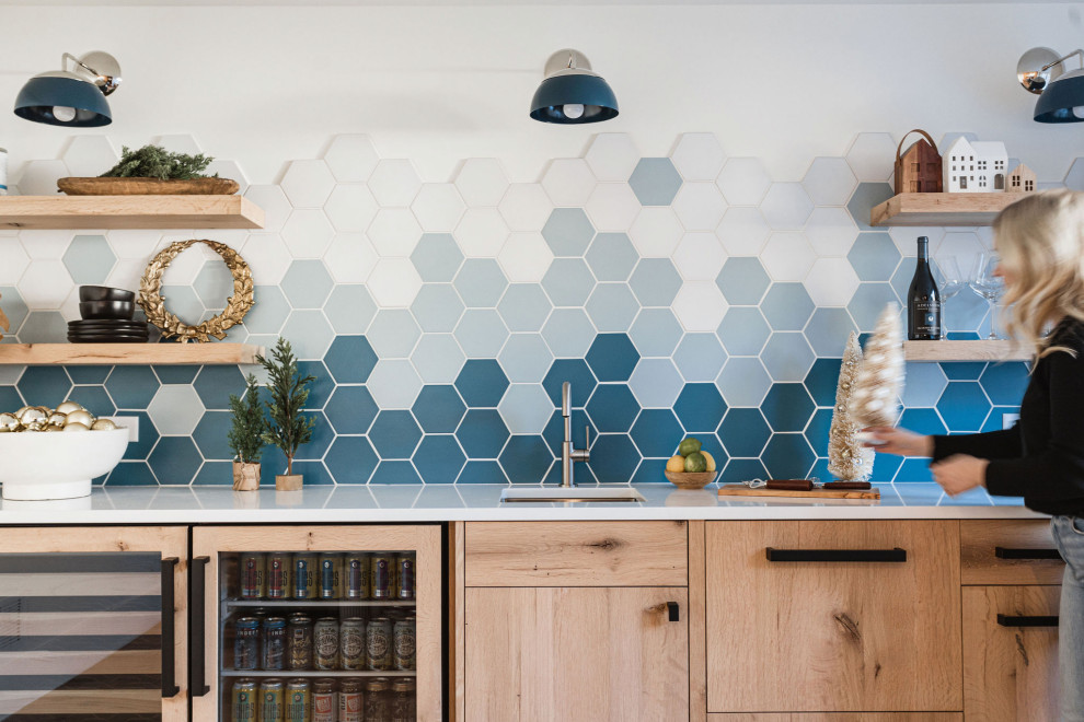 Идея дизайна: кухня среднего размера в стиле ретро с синим фартуком и фартуком из керамической плитки