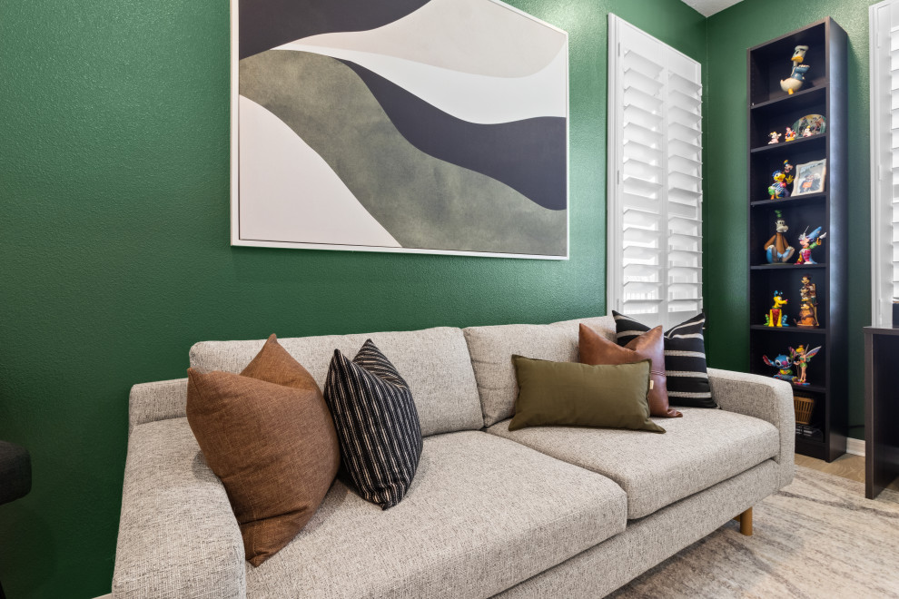 Mittelgroßes Modernes Arbeitszimmer mit Arbeitsplatz, grüner Wandfarbe, Teppichboden, freistehendem Schreibtisch, grauem Boden und vertäfelten Wänden in Orlando