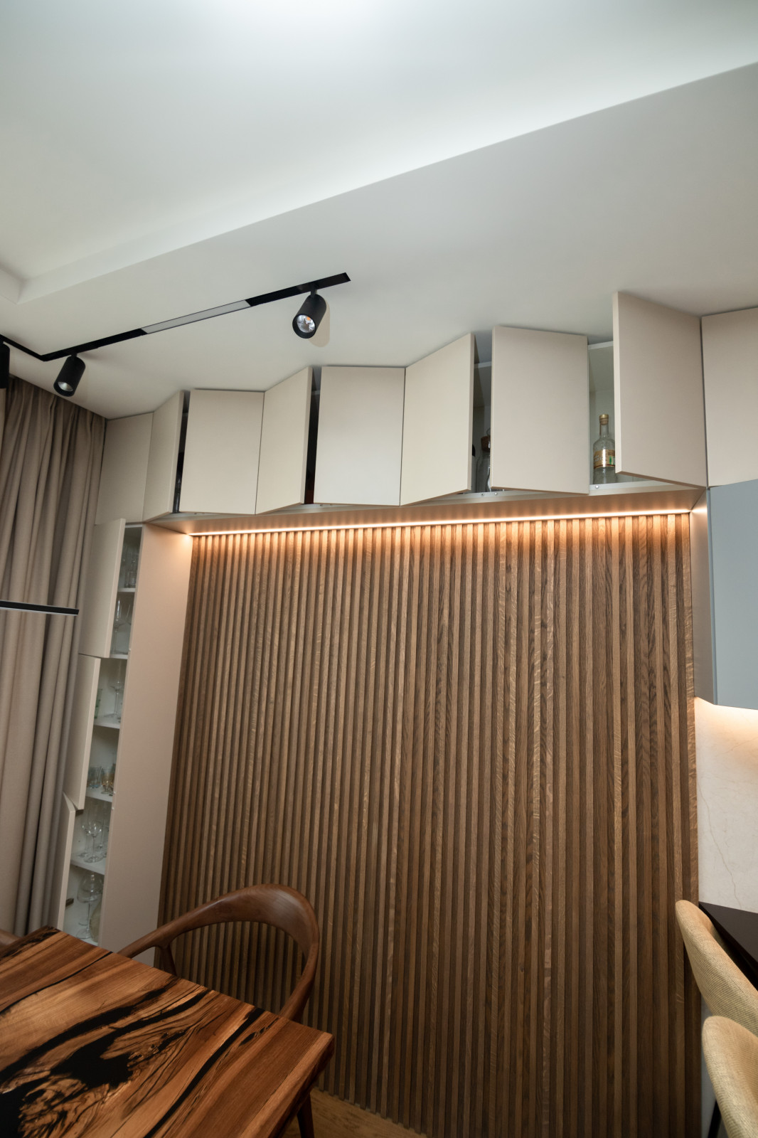 Современная кухня-гостиная с необычной барной стойкой и ТВ-зоной