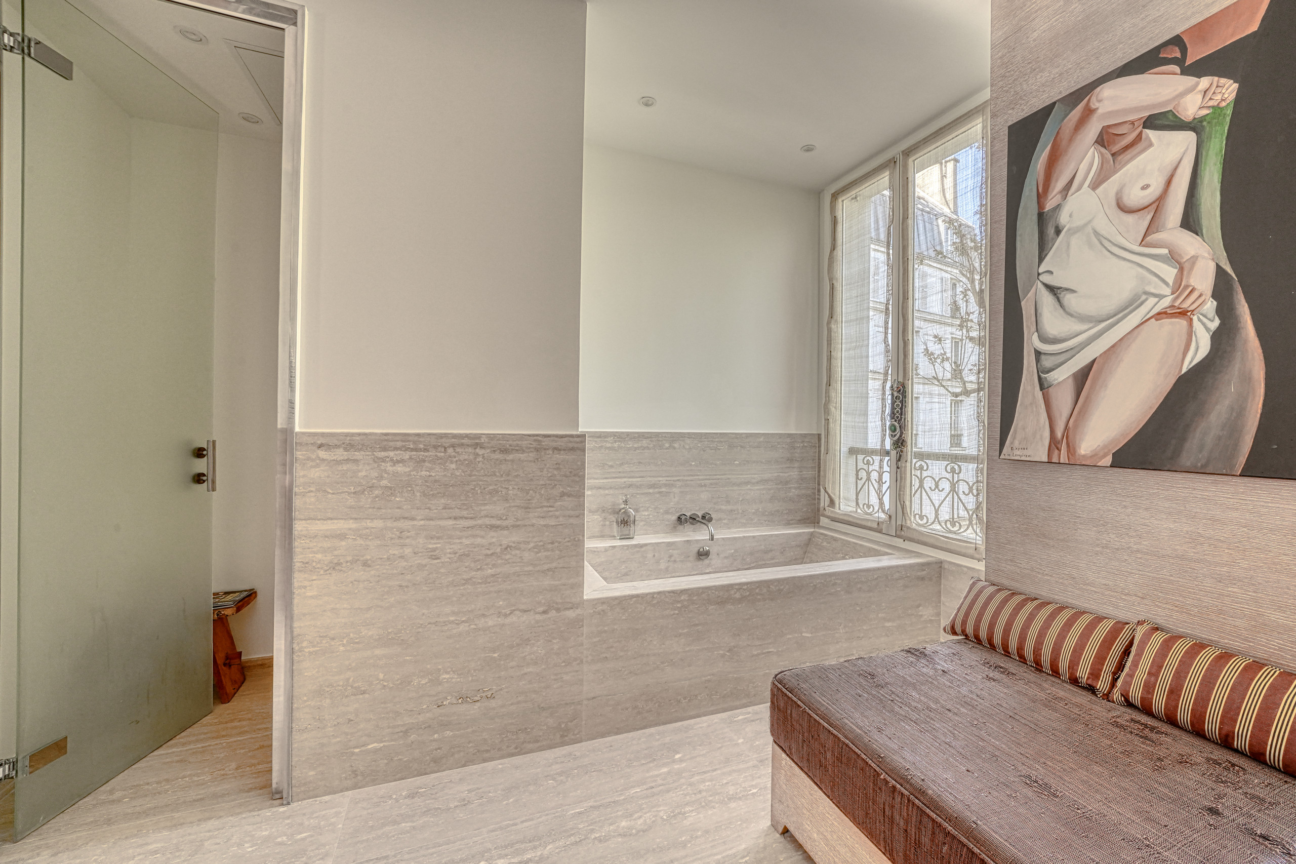 Espace bain avec assise en menuiserie