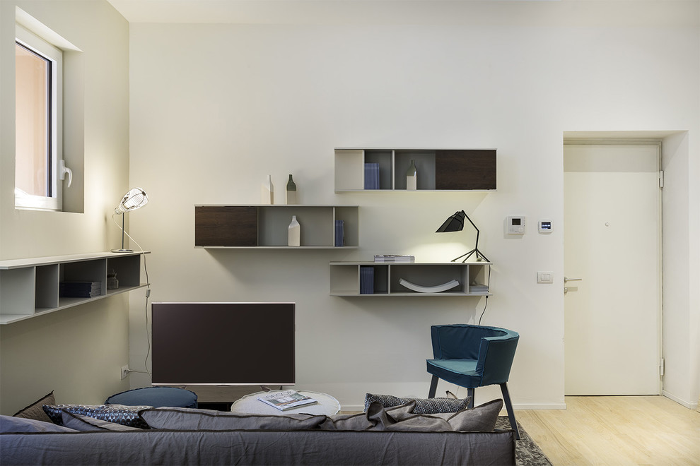 This is an example of a small modern living room in Bologna.