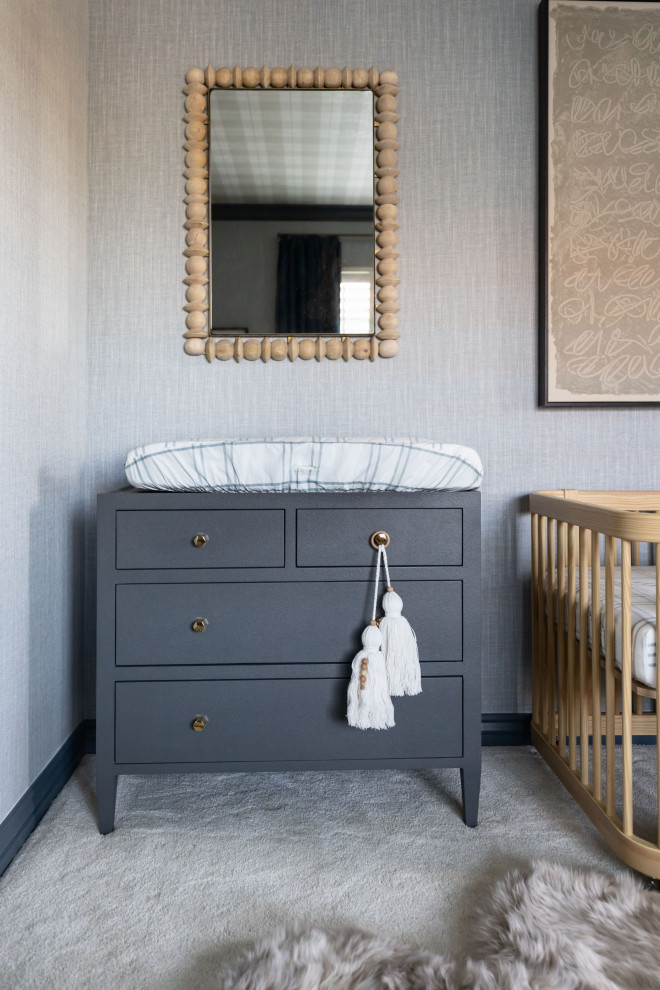 Свежая идея для дизайна: большая комната для малыша в морском стиле с синими стенами, ковровым покрытием, бежевым полом, потолком с обоями и обоями на стенах для мальчика - отличное фото интерьера