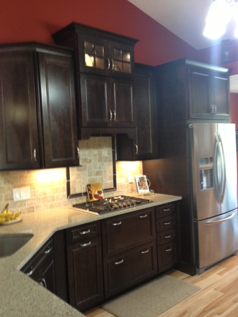 Inspiration for a mid-sized transitional kitchen remodel