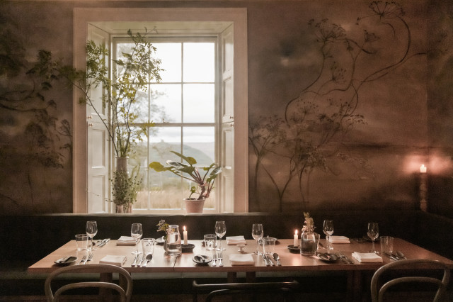 Lundies House country-dining-room