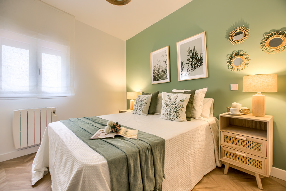 Свежая идея для дизайна: хозяйская спальня среднего размера в скандинавском стиле с зелеными стенами, светлым паркетным полом и коричневым полом - отличное фото интерьера