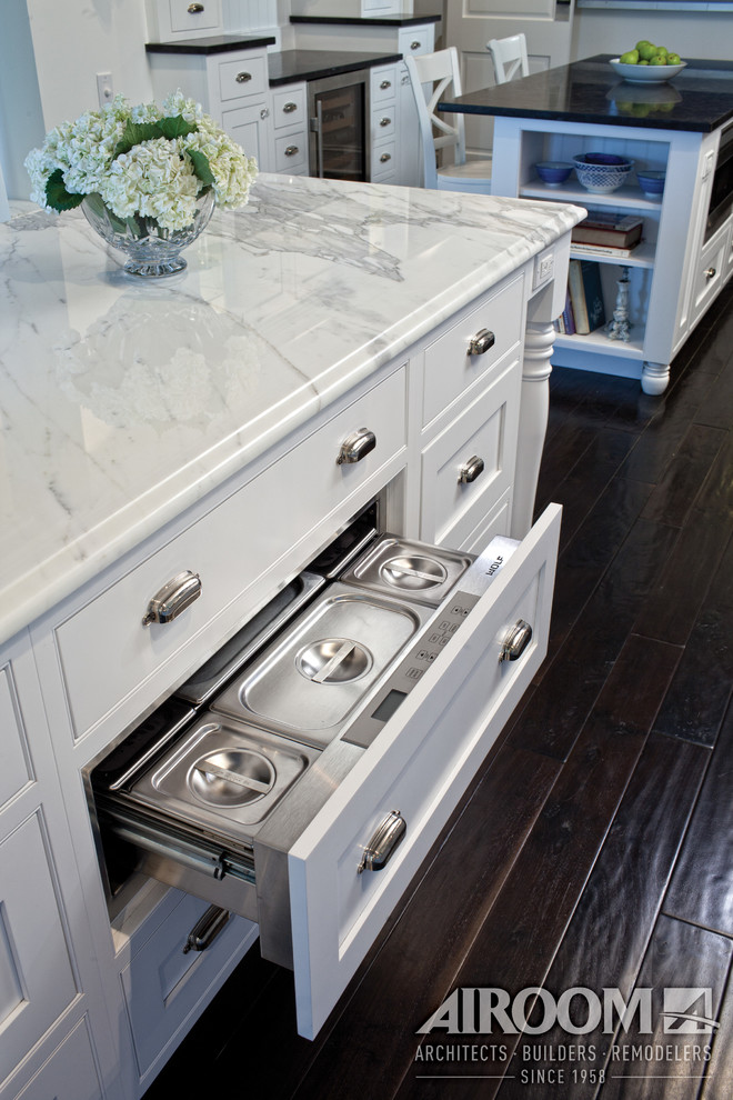 Inspiration for a modern kitchen remodel in Chicago