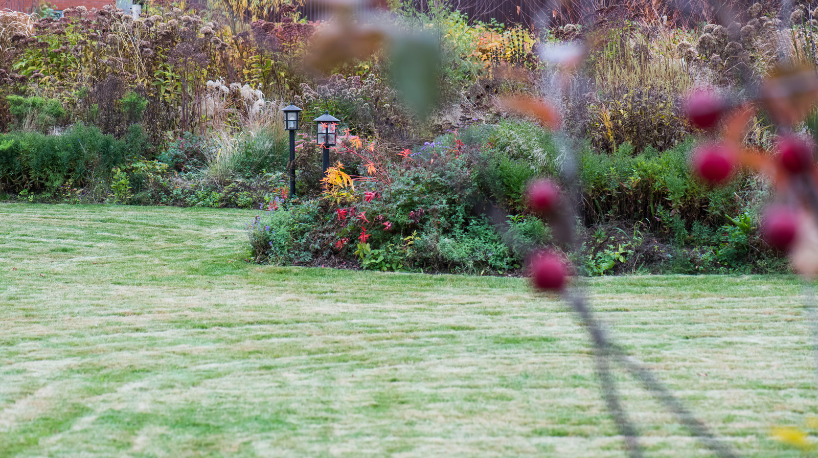Большой сад в пригороде