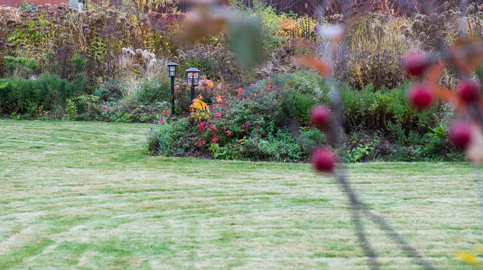 Большой сад в пригороде