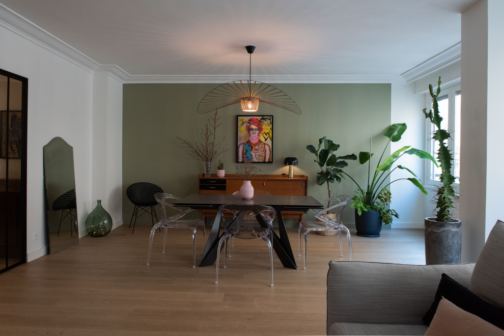 Exemple d'une salle de séjour tendance avec un mur vert et parquet clair.