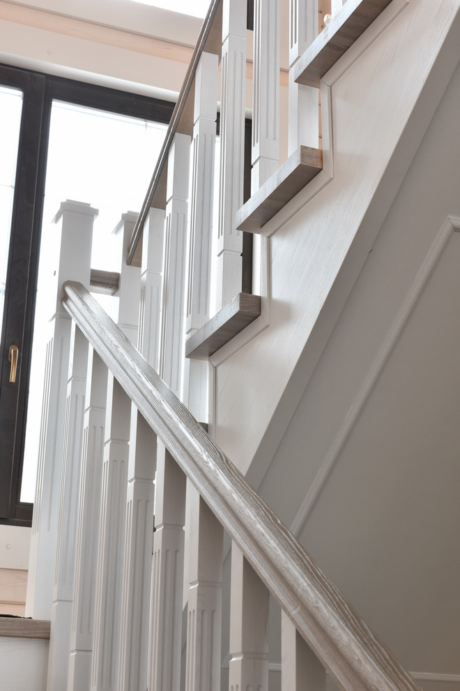 Лестница в доме из клееного бруса