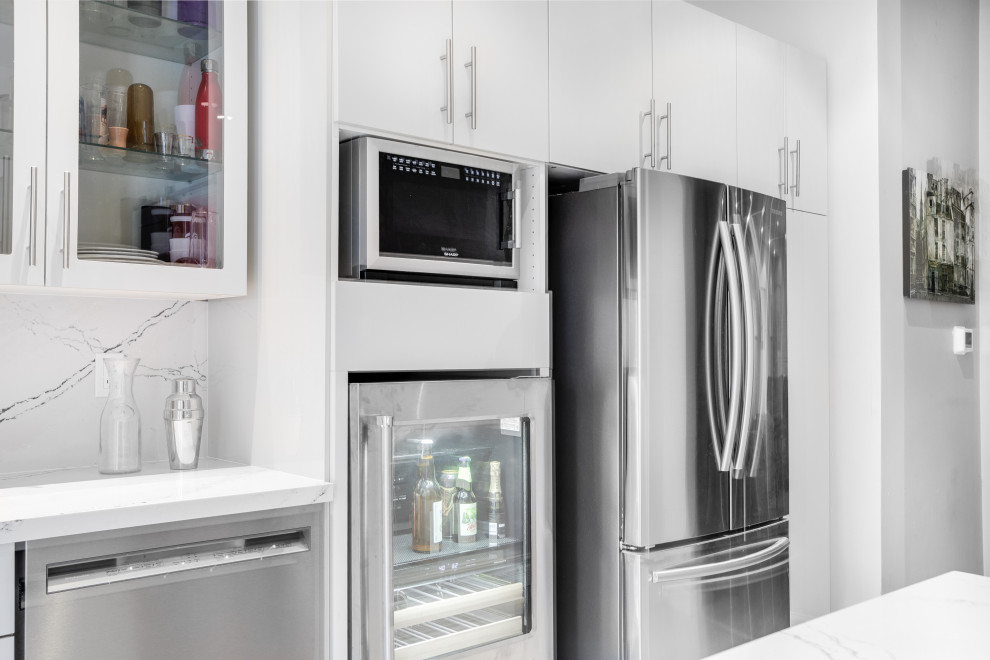 Moderne Küche mit Küchenrückwand in Weiß und weißer Arbeitsplatte in Toronto