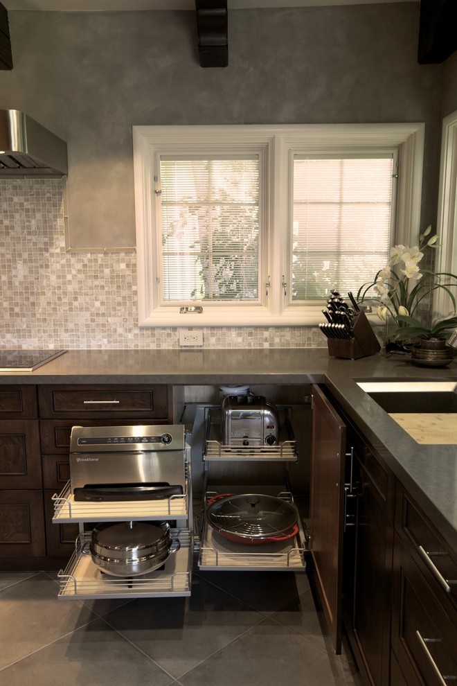 This is an example of an eclectic kitchen in Los Angeles.