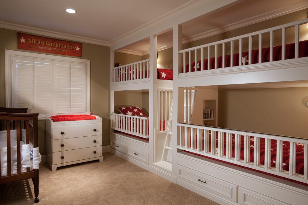 Traditional kids' room in San Diego.