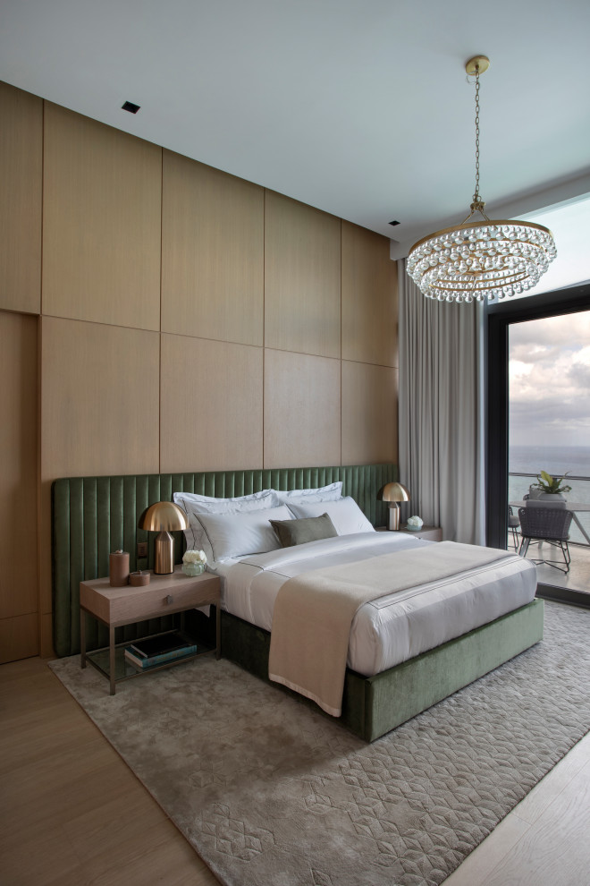 Foto di una camera da letto contemporanea con parquet chiaro, pavimento beige e pareti in legno
