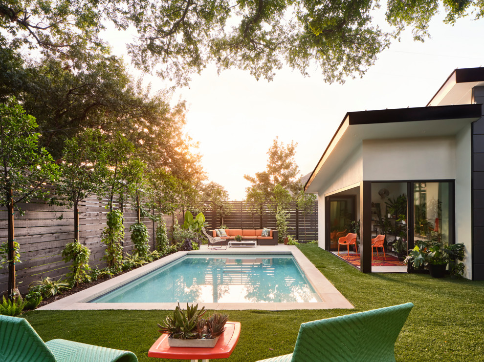 Modelo de casa de la piscina y piscina retro de tamaño medio rectangular en patio trasero