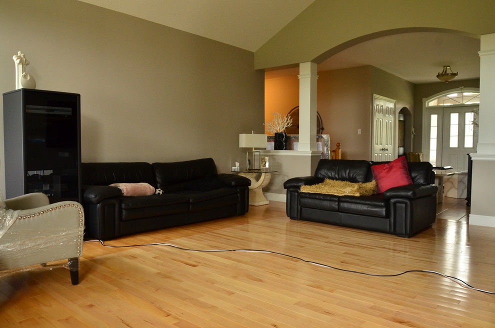 Inspiration for a transitional home design remodel in Toronto