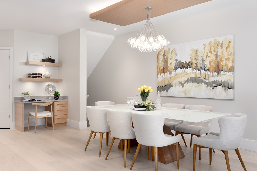 Inspiration pour une salle à manger ouverte sur la cuisine design de taille moyenne avec un mur gris, parquet clair, aucune cheminée et un sol beige.