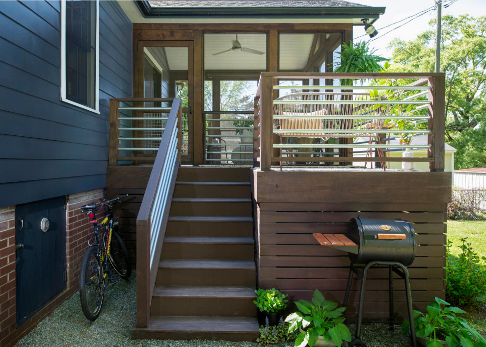 Foto de porche cerrado minimalista pequeño en patio trasero y anexo de casas con barandilla de metal