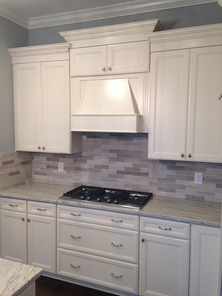Kitchen - transitional kitchen idea in Columbus