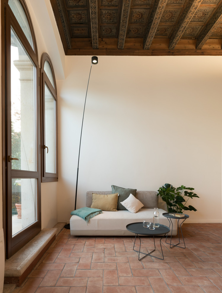Источник вдохновения для домашнего уюта: маленькая гостиная комната в современном стиле с белыми стенами, кирпичным полом, красным полом и кессонным потолком для на участке и в саду