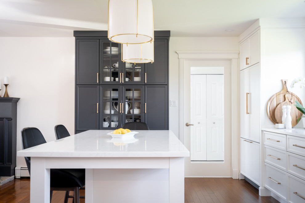 Idéer för ett mellanstort modernt vit l-kök, med en undermonterad diskho, luckor med infälld panel, vita skåp, bänkskiva i koppar, vitt stänkskydd, stänkskydd i keramik, integrerade vitvaror, mellanmörkt trägolv, en köksö och brunt golv