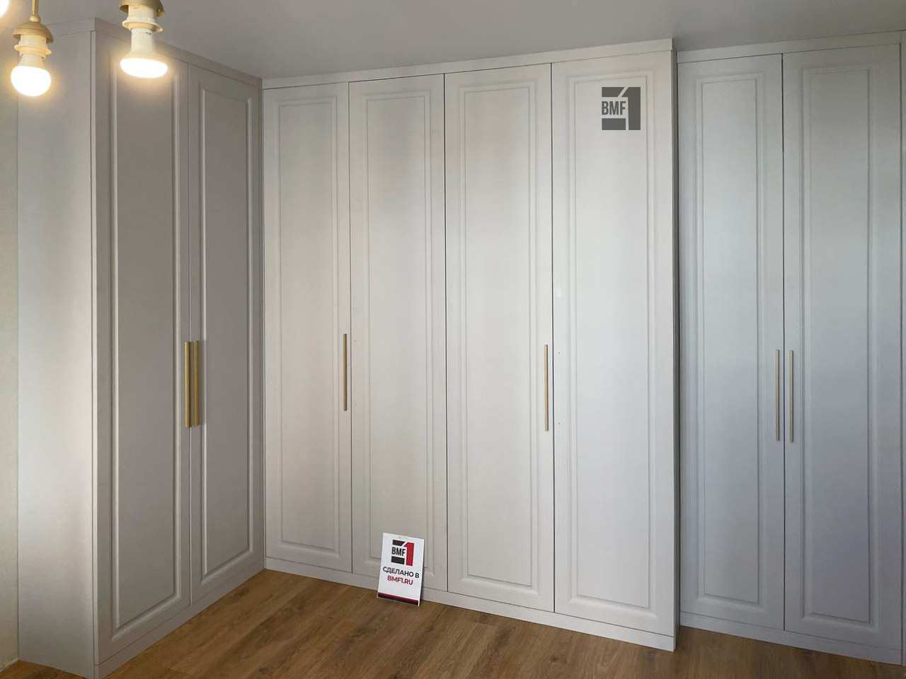 Распашной шкаф для гостиной