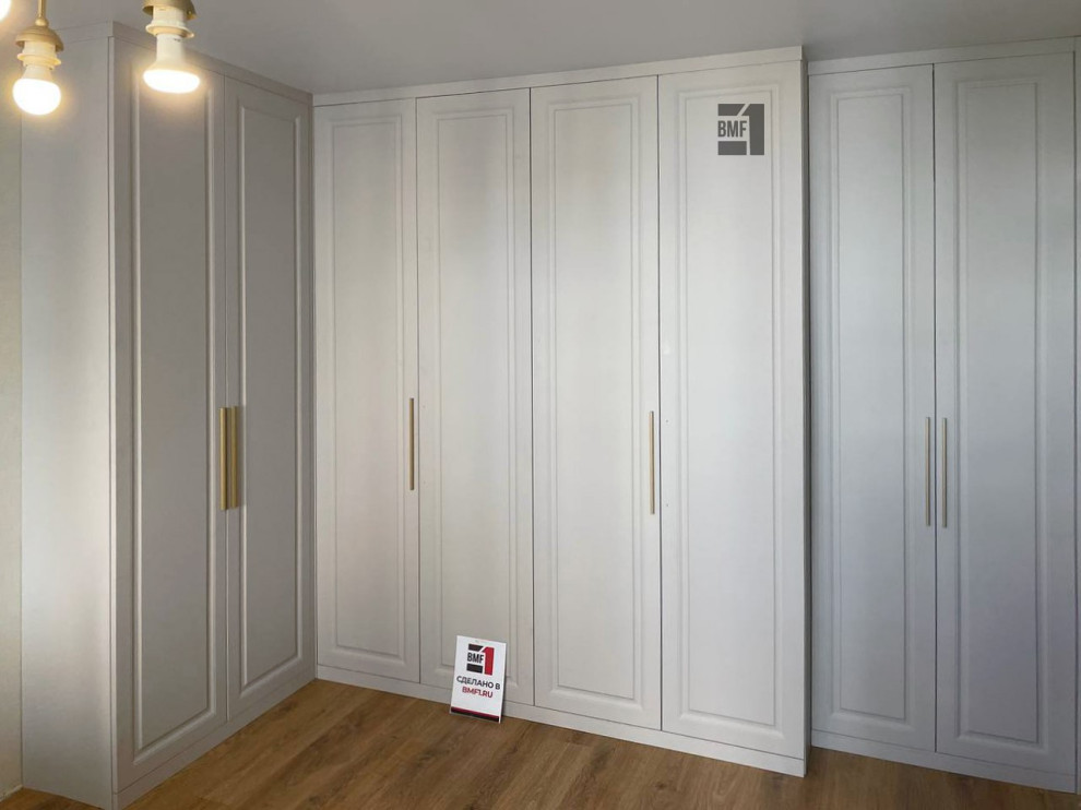 Распашной шкаф для гостиной